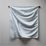 Pañuelo Elegante plaza de tela gris azul vintage de jouy<br><div class="desc">Vintage toile gris azul de jouy Scarf. Podrá realzar su armario con la elegancia intemporal de los diseños vintage de toile de jouy, inspirados en los exquisitos patrones de escenas campestres francesas. Estas sofisticadas impresiones Toile son una rabia de todos los tiempos en este momento, hermosos diseños que aportan belleza...</div>