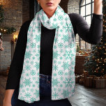 Pañuelo Elegantes Navidades de copos de nieve Verde azulad<br><div class="desc">Sumérjase en la elegancia de las vacaciones con esta hermosa bufanda de chiffon con un delicado patrón verde azulado de copos de nieve. Perfecto para añadir un toque festivo a cualquier vestimenta de invierno, esta bufanda ligera y respirable es ideal para ocasiones informales y formales. Ya sea que estés regalando...</div>