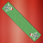 Pañuelo Esqueletos de navidades con Gorras y adornos verde<br><div class="desc">Esta bufanda de chicles es verde con un pequeño destello de oro como flecos,  con un esqueleto de Navidades en cada extremo usando un gorra de Papá Noel recortado de piel sosteniendo adornos rojos y verdes con copos de nieve en los ojos.</div>