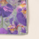 Pañuelo Estampado de flores púrpura del iris<br><div class="desc">Esta bufanda púrpura del iris añadirá un chapoteo del color a nuestro equipo. ¡Llévela en estilo! Diseñado por el ©Tim renombrado Coffey del artista del mundo.</div>