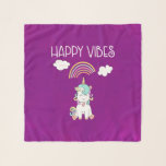 Pañuelo feliz vibes, tipografía, blanco unicornio, sonrien<br><div class="desc">Una bufanda de chicles con un lindo ilustracion de un unicornio blanco sentado sobre su bulto sonriendo y luciendo feliz. Nubes sonrientes y un arcoiris sobre el cielo. El texto dice: Feliz Vibes. Adorable imagen edificante. Con un fondo de color morado rosado.</div>