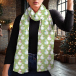 Pañuelo Festividad del patrón de muñeco de nieve verde en<br><div class="desc">Aprovecha el espíritu de las vacaciones con este encantador pañuelo verde de invierno con un adorable patrón de muñecos de nieve. Perfecto para añadir un toque lúdico pero festivo a su armario estacional, este diseño muestra a los animados hombres de nieve con un vibrante fondo verde. Ya sea que te...</div>