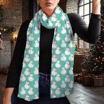 Pañuelo Festividad Verde azulada del patrón de muñeco de n<br><div class="desc">Aprovecha el espíritu vacacional con esta encantadora bufanda de invierno verde azulada y ligera con un adorable patrón de muñecos de nieve. Perfecto para añadir un toque lúdico pero festivo a su armario estacional, este diseño muestra a los animados hombres de nieve con un vibrante fondo verde azulado. Ya sea...</div>