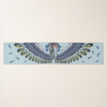 Pañuelo Flores azules Alas de pájaro coloridas ilustradas<br><div class="desc">Dele unas alas con esta bufanda de forma alargada que presenta ilustraciones de plumas de pájaro en ricos tonos azules sobre un fondo azul claro.</div>