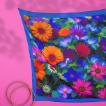 Pañuelo Flores azules y rojas Naranjas coloridas<br><div class="desc">Este arte está lleno de flores. Naranja y margarita rosa oscuro como las flores,  y flores azules intensas con centros blancos. Se imaginó con IA.</div>