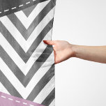 Pañuelo Gris Zigzag, Gris Chevron, Zigzag Pattern, Púrpura<br><div class="desc">Elegante,  elegante y sofisticado zigzag (chevron) de color gris y blanco con parches de color morado y negro. Regalo moderno y moderno,  perfecto para el amante del zigzag en tu vida.</div>