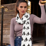 Pañuelo Halloween del patrón de bruja volador blanco negro<br><div class="desc">Espada de bruja blanca voladora negra con bufanda Halloween</div>