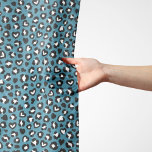 Pañuelo Impresión animal, leopardo azul, puntos de chita,<br><div class="desc">Elegante,  elegante y sofisticado,  con manchas de leopardo y corazones de color azul y negro. Un regalo moderno y de moda,  perfecto para el amante de la impresión animal en su vida.</div>