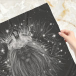 Pañuelo León con luz estelar y monograma de la corona<br><div class="desc">Haz de tu monograma la joya de la corona en este retrato monocromo de un majestuoso león enmarcado por helechos de selva y estrellas brillantes sobre un fondo negro. ♡ Idyllfire</div>