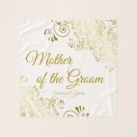 Pañuelo Madre filigrana de oro del favor de la boda Groom<br><div class="desc">Esta hermosa bufanda de pepinillo está diseñada como un regalo o favor boda para la Madre del Groom. Diseñado para coordinarse con nuestra suite Relieve metalizado dorado Elegant Wedding, cuenta con un Relieve metalizado dorado falso bordeado con el texto "Madre del Groom", así como un lugar para introducir el nombre...</div>