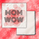 Pañuelo MOM WOW negro sobre rojo |<br><div class="desc">Esta bufanda de chicha es para MOM,  ya sea para el Día de la Madre o su cumpleaños,  o sólo porque quieres. Sorprendente en texto negro con fondo rojo.</div>