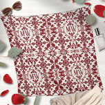 Pañuelo Monograma de Damasco de Vintage<br><div class="desc">Este elegante patrón burdeos y blanco presenta un diseño clásico de damasco con motivos florales ornamentales y corazones decorativos alrededor de un monograma personalizado. La disposición simétrica de inspiración victoriana crea un ambiente atemporal perfecto para las almohadas de decoración casera, las camas, las cortinas de ducha y los baños. También...</div>