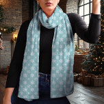 Pañuelo Navidades blancos y azules con copos de nieve<br><div class="desc">Disfrute de la temporada invernal con esta elegante bufanda de Navidades azules y blancos con un delicado patrón de copos de nieve. El fondo azul atemporal y los contrastantes copos blancos de nieve crean una moda y un aspecto versátil que complementan cualquier conjunto vacacional. Esta bufanda, hecha con un chiffon...</div>