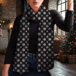 Pañuelo Navidades blancos y negros copos de nieve<br><div class="desc">Disfrute de la temporada invernal con esta elegante bufanda de Navidades blancos y negros con un delicado patrón de copos de nieve. El fondo negro atemporal y los contrastantes copos blancos de nieve crean una moda y un aspecto versátil que complementan cualquier conjunto vacacional. Esta bufanda, hecha con un chiffon...</div>