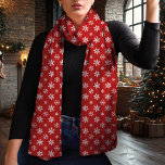 Pañuelo Navidades blancos y rojos copos de nieve<br><div class="desc">Podrá disfrutar de la temporada de invierno con esta elegante bufanda de Navidades rojos y blancos con un delicado patrón de copos de nieve. El eterno fondo rojo y los contrastantes copos blancos de nieve crean una moda y un aspecto versátil que complementan cualquier conjunto vacacional. Esta bufanda, hecha con...</div>