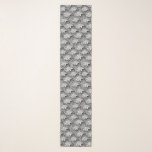 Pañuelo Ondas japonesas vintage, negro y blanco<br><div class="desc">Escarcha larga en un patrón de onda japonés vintage,  estilizado - blanco,  delineado y detallado en negro</div>