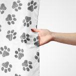 Pañuelo Papas de perro, garras de perro, patas negras<br><div class="desc">Patrón lindo,  divertido y adorable con garras de doodle de color negro sobre fondo blanco. Regalo moderno y de moda,  perfecto para el amante del perro en tu vida.</div>