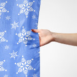 Pañuelo Patrón de copos de nieve, copos de nieve blancos,<br><div class="desc">Patrón lindo,  divertido y adorable con copos de nieve blancos sobre fondo azul. Un regalo moderno y de moda,  perfecto para los amantes de la nieve en su vida.</div>