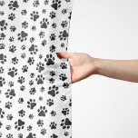 Pañuelo Patrón de garras, garras de perro, negro y blanco<br><div class="desc">Patrón lindo,  divertido y adorable con patas negras sobre fondo blanco. Regalo moderno y moderno,  perfecto para el amante del perro en tu vida.</div>