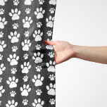 Pañuelo Patrón de traza, impresiones de traza, trineos de<br><div class="desc">Patrón lindo,  divertido y adorable con patas blancas sobre fondo negro. Regalo moderno y moderno,  perfecto para el amante del perro en tu vida.</div>