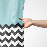 Pañuelo Patrón de zigzag negro y blanco, chevron, azul<br><div class="desc">Elegante,  elegante y sofisticado zigzag (chevron) en color blanco y negro sobre fondo azul. Regalo moderno y moderno,  perfecto para el amante del zigzag en tu vida.</div>