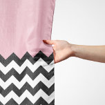 Pañuelo Patrón de zigzag negro y blanco, chevron, rosa<br><div class="desc">Elegante,  elegante y sofisticado zigzag (chevron) en color blanco y negro sobre fondo rosa. Regalo moderno y moderno,  perfecto para el amante del zigzag en tu vida.</div>