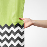 Pañuelo Patrón de zigzag negro y blanco, chevron, verde<br><div class="desc">Elegante,  elegante y sofisticado zigzag (chevron) en color blanco y negro sobre fondo verde. Regalo moderno y moderno,  perfecto para el amante del zigzag en tu vida.</div>