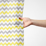 Pañuelo Patrón Zigzag, patrón Chevron, amarillo, gris<br><div class="desc">Elegante,  elegante y sofisticado zigzag (chevron) de color amarillo,  gris y blanco. Regalo moderno y moderno,  perfecto para el amante del zigzag en tu vida.</div>