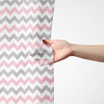 Pañuelo Patrón Zigzag, patrón Chevron, rosa, gris<br><div class="desc">Elegante,  elegante y sofisticado zigzag (chevron) de color rosa,  gris y blanco. Regalo moderno y moderno,  perfecto para el amante del zigzag en tu vida.</div>