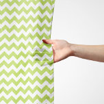 Pañuelo Zigzag verde, Chevron verde, patrón geométrico<br><div class="desc">Elegante,  elegante y sofisticado zigzag (chevron) de color verde y blanco. Regalo moderno y moderno,  perfecto para el amante del zigzag en tu vida.</div>