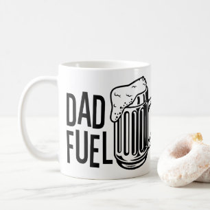 Papá alimenta la taza de café del Día del Padre