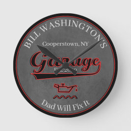 Papá arreglará el reloj de pared de garaje