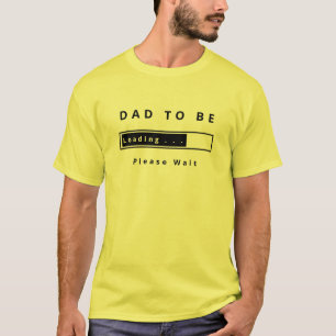 Papá Cargando Por Favor Espera Una Camiseta Divert