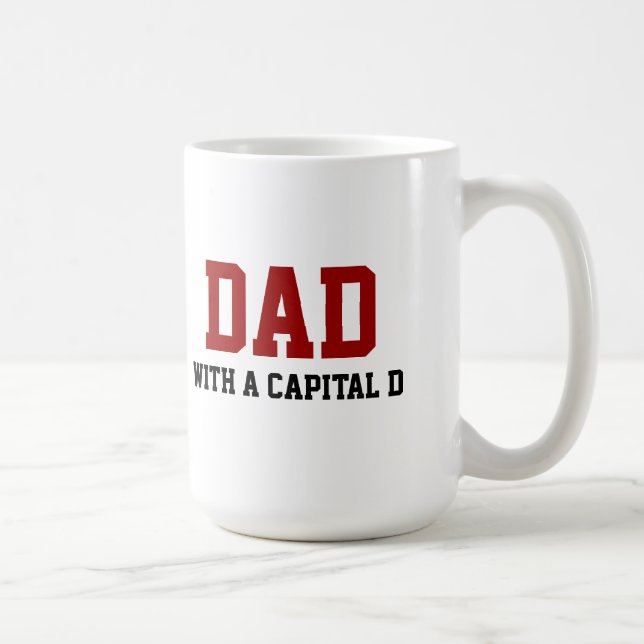 Papá con una taza de café del capital D (Derecha)