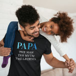 Papa El Hombre El Mito La Camiseta De La Leyenda<br><div class="desc">El popular día del padre T-Shirt presentando la palabra "PAPA" en una fuente tipográfica de gradiente azul,  y el dicho genial "el hombre,  el mito,  la leyenda".</div>