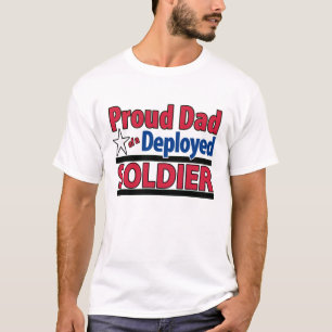 Papá orgulloso de una camisa desplegada del
