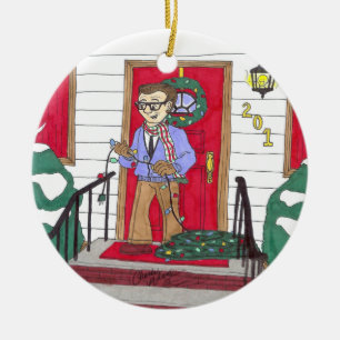 Papá que pone encima del ornamento de las luces d