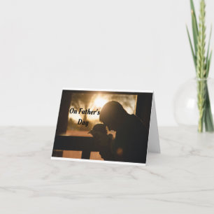 Papá sosteniendo tarjeta de felicitación para bebé