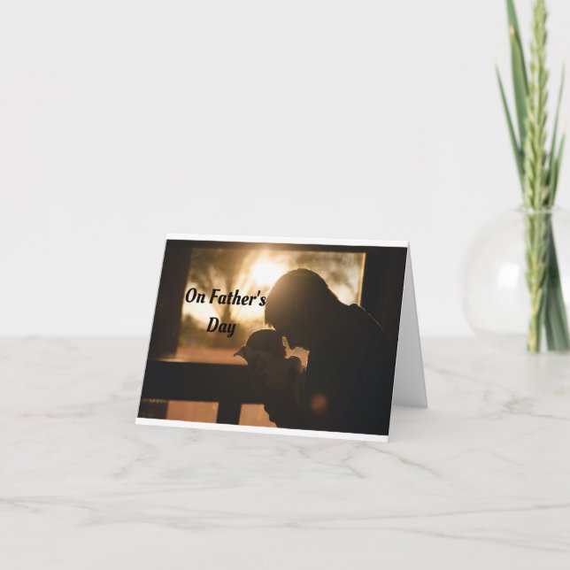 Papá sosteniendo tarjeta de felicitación para bebé (Anverso)