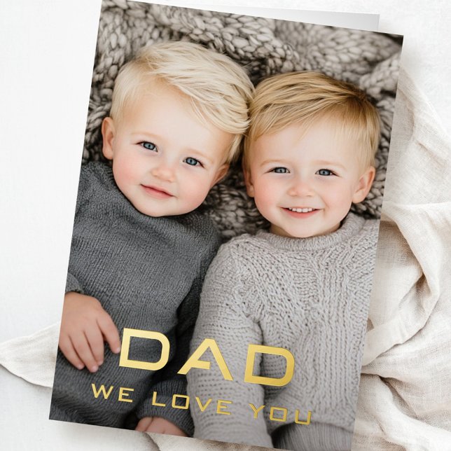 Papá, te queremos foto real del día de tu padre mo (Dad we love you modern father's day photo real foil greeting card)