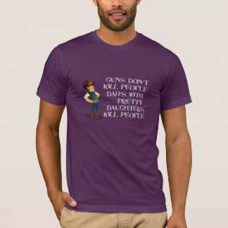 Papás divertidos con la camisa de las hijas