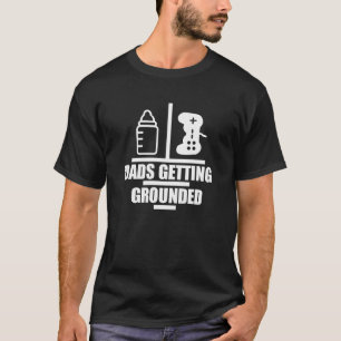 Papás que consiguen la camisa puesta a tierra del