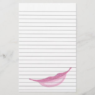 Papel alineado con sonrisa en rosa purpurinoso