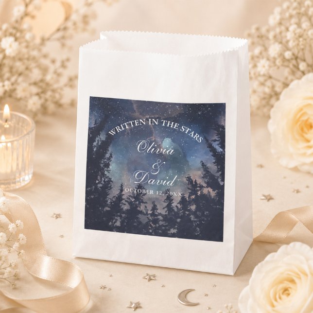 Papel Bolsa de Favor de Boda Celestial Bosque Nocturno E (Starry Night Forest Celestial Wedding Favor Bag on an elegant celestial wedding table)