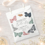 Papel Bolsa de Favor de Boho Butterfly Birthday Party<br><div class="desc">¡Flutter, para un pequeño mariposa, está teniendo un cumpleaños! ¡Entra en un mundo de encanto con nuestra Impresa Encantada Decoración Fiesta Mariposa! Perfecto para cumpleaños, duchas para bebés o cualquier ocasión especial, nuestra decoración de mariposas imprimible hará que su evento sea inolvidable. ¡Que tu imaginación salga volando y cree recuerdos...</div>