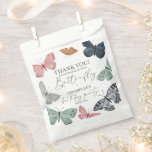 Papel Bolsa de Favor de Boho Butterfly Birthday Party<br><div class="desc">¡Flutter, para un pequeño mariposa, está teniendo un cumpleaños! ¡Entra en un mundo de encanto con nuestra Impresa Encantada Decoración Fiesta Mariposa! Perfecto para cumpleaños, duchas para bebés o cualquier ocasión especial, nuestra decoración de mariposas imprimible hará que su evento sea inolvidable. ¡Que tu imaginación salga volando y cree recuerdos...</div>