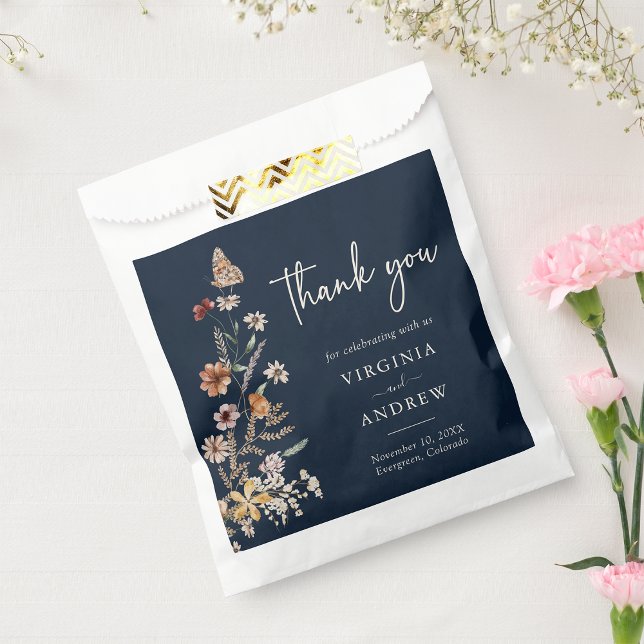 Papel Bolsa de regalo de boda boho de flores azul marino (Navy Blue Autumn Floral Boho Wedding Favor Bag with Butterfly by Painted Paperie
)