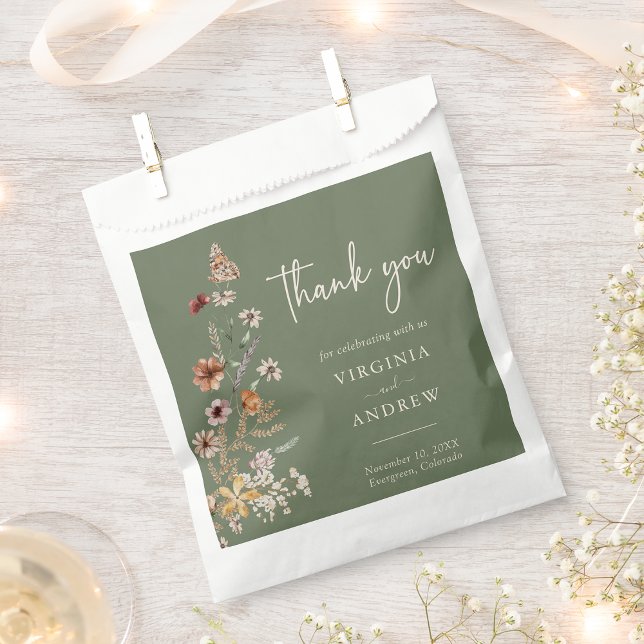 Papel Bolsa de regalo de boda floral verde (Boho Sage Green Floral Wedding Favor Bag with Butterfly by Painted Paperie
)