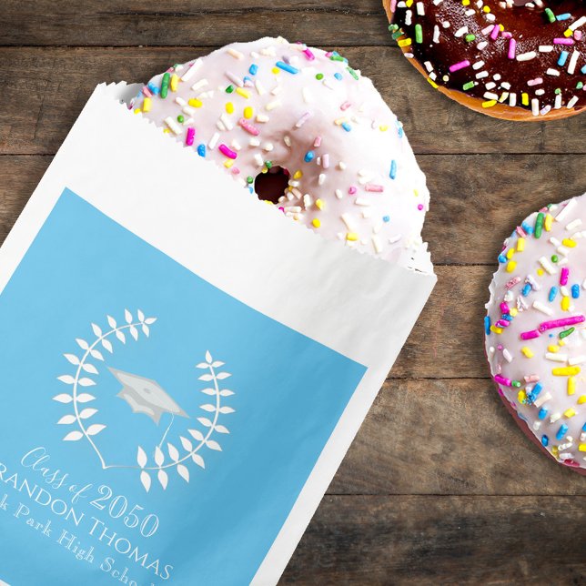 Papel Bolsa de regalo de dulces de graduación clásica az (Classic Carolina blue graduation candy favor bag with simple typography for party treats.)
