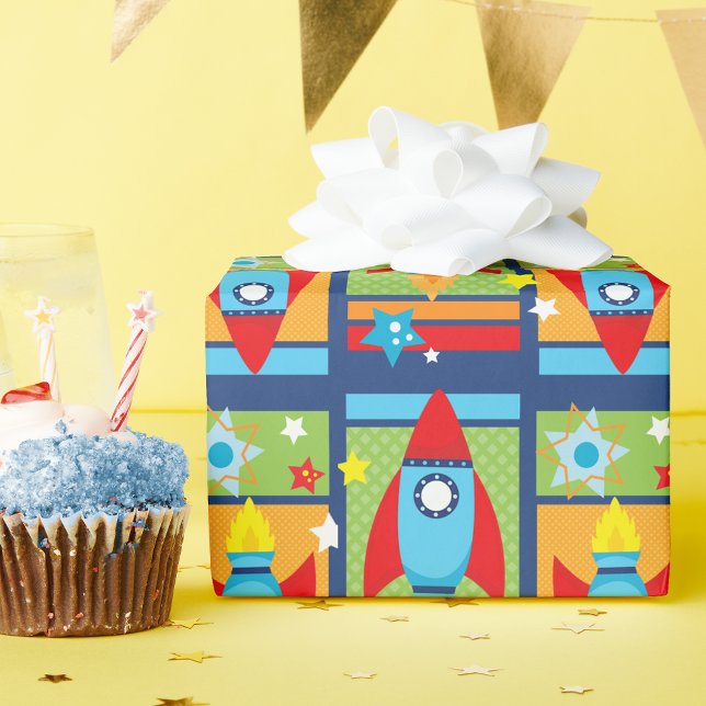 Papel de ajuste del espacio ultraterrestre de la n (Blue and Red Rocket Spaceship Outer Space Wrapping Paper)